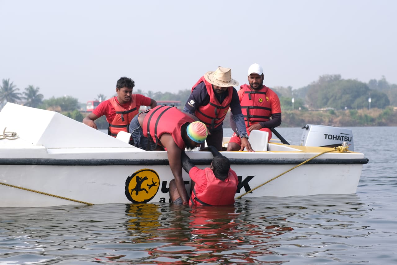 Powerboat Handling- Tiller